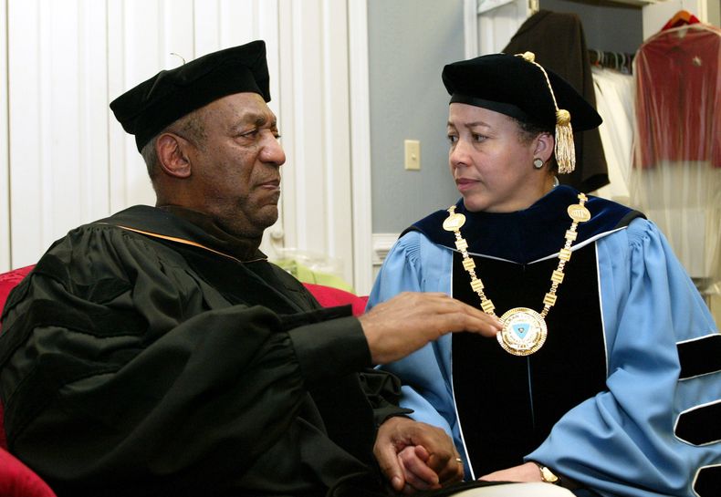 En esta foto del 14 de mayo del 2006, el orador Bill Cosby, a la izquierda, y la rectora de Spelman College, Dra. Beverly Tatum, conversan previo al inicio de una ceremonia de graduaci&oacute;n en la universidad en Atlanta. (AP Foto/W.A. Harewood, Archivo