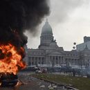 Un automóvil arde durante enfrentamientos entre la policía y manifestantes antigubernamentales frente al Congreso, donde los senadores debaten proyectos de ley promovidos por el presidente argentino Javier Milei en Buenos Aires, Argentina, el miércoles 12 de junio de 2024. (AP Foto/Gustavo Garello)