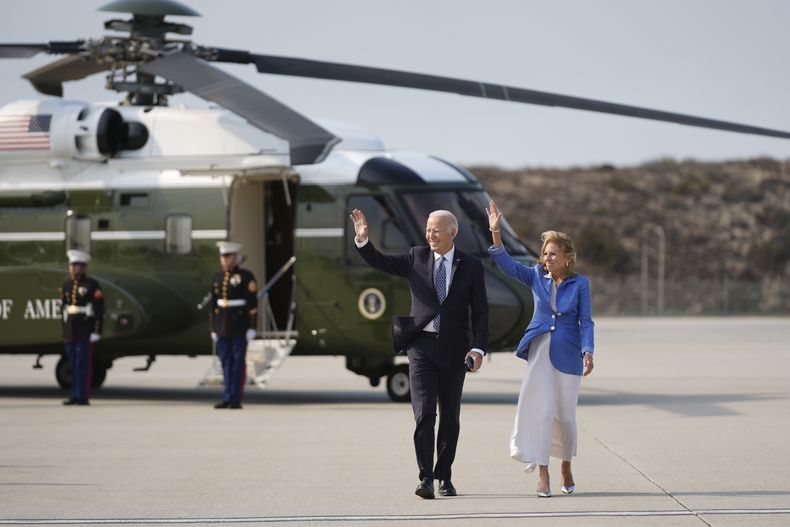 El presidente de EEUU, Joe Biden, y la primera dama Jill Biden, saludan antes de abordar un avión en el Aeropuerto Internacional de Los Ángeles el miércoles 8 de enero de 2025, para viajar a Washington. (AP Foto/Stephanie Scarbrough)