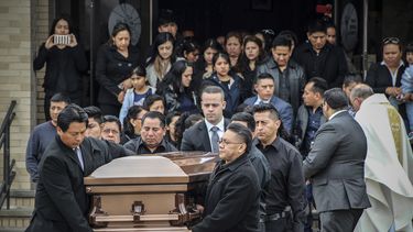 ARCHIVO - El ataúd de Justin Llivicura, uno de los cuatros jóvenes que fueron encontrados sin vida en una presunta masacre perpetrada por la pandilla MS-13, es cargado por varias personas tras su funeral en una iglesia de East Patchogue, Nueva York, el 19 de abril de 2017. (AP Foto/Frank Eltman, Archivo)