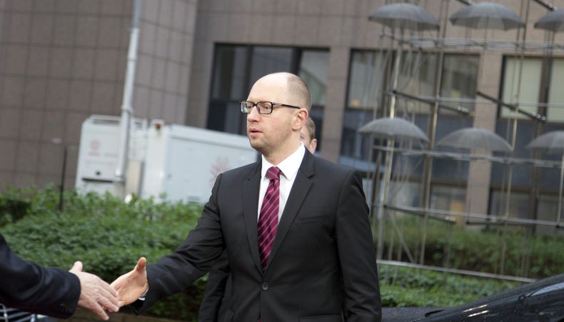 El primer ministro ucraniano Arseniy Yatsenyuk (derecha) a su llegada a la cumbre de la Uni&oacute;n Europea el viernes 21 de marzo de 2014. Ucrania firm&oacute; un acuerdo de asociaci&oacute;n pol&iacute;tica con la UE. (Foto de AP/Virginia Mayo)
