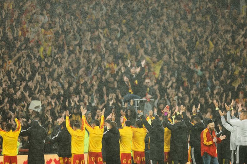 Los jugadores del Lens aplauden a sus aficionados después del partido de fútbol de la Ligue 1 de Francia entre el Lens y el Lyon en Lens, Francia, el viernes 9 de octubre de 2026. (Foto AP/Jean-Francois Badias)