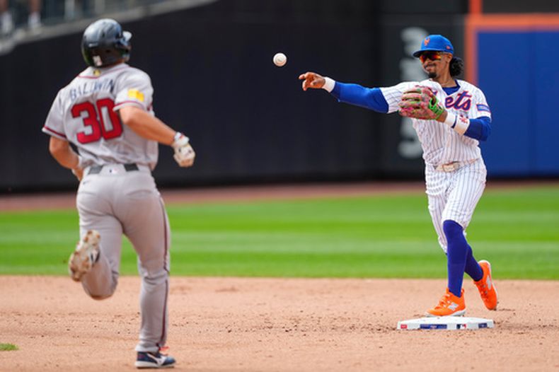 El torpedero de los Mets de Nueva York Francisco Lindor ejecuta un doble play ante los Bravos de Atlanta, el miércoles 29 de julio de 2026, en Nueva York. (AP Foto/Yuki Iwamura)
