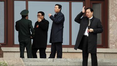americateve | Delegados chinos en una foto de archivo del 4 de marzo del 2012 fuman en la puerta del Gran Sal&oacute;n del Pueblo mientras asisten a una reuni&oacute;n en Beijing, China. China pidi&oacute; a sus funcionarios que sean los primeros en adherirse a la proh