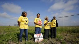 De izq a der: Myrtle Felton, Sharon Lavigne, Gail LeBoeuf y Rita Cooper, miembros de RISE St. James, realizan un video live stream en propiedad de Formosa el 11 de marzo de 2020, en St. James Parish, Luisiana. (AP foto/Gerald Herbert)