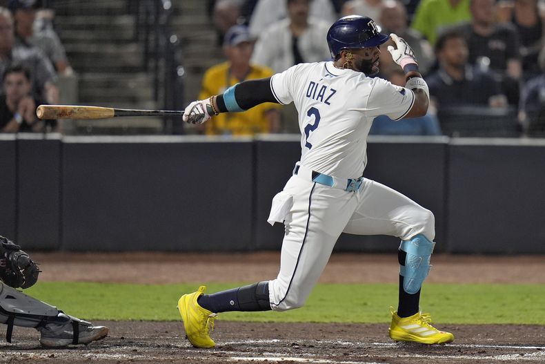 El cubano Yandy Díaz, de los Rays de Tampa Bay, conecta un sencillo ante los Marineros de Seattle, el miércoles 3 de septiembre de 2025 (AP Foto/Chris OMeara)