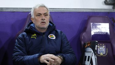 El entrenador del Fenerbahce, José Mourinho, a la izquierda, durante el partido de vuelta de los playoffs de la Liga de Europa entre el Anderlecht y el Fenerbahce en el estadio RSC Anderlecht en Bruselas, el jueves 20 de febrero de 2025. (AP Foto/Omar La Habana)