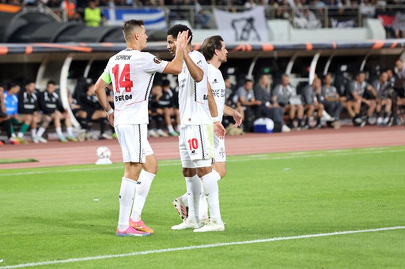 Patrik Schick y Malik Tillman del Bayer Leverkusen celebra el gol ante OFI Crete en la Liga Europa el jueves 22 de octubre del 2026. (InTime Sports via AP)