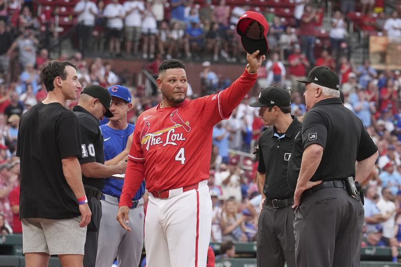 Yadier Molina, entrenador temporal de los Cardenales de San Luis, se quita la gorra para saludar a los fanáticos, durante la presentación de la alineación del equipo previo al partido de béisbol de Grandes Ligas contra los Cachorros de Chciago, el viernes 8 de agosto de 2025, en San Luis. (AP Foto/Jeff Roberson)