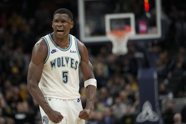 Anthony Edwards, base de los Timberwolves de Minnesota, festeja tras anotar ante los Pacers de Indiana en el encuentro del jueves 7 de marzo de 2024 (AP foto/AJ Mast)