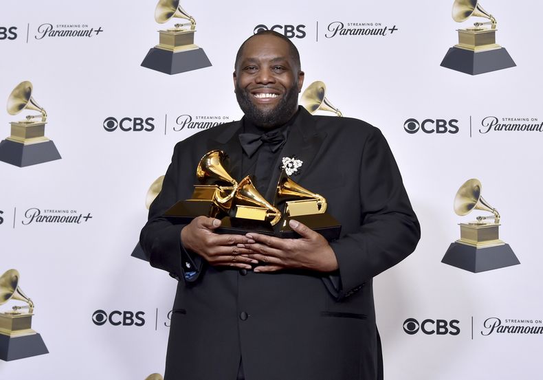 Killer Mike posa en la sala de prensa con los premios a mejor interpretación de rap y mejor canción de rap por Scientists & Engineers, y mejor álbum de rap por Michael en la 66a entrega anual de los Premios Grammy el domingo 4 de febrero de 2024, en Los Angeles. (Photo by Richard Shotwell/Invision/AP)