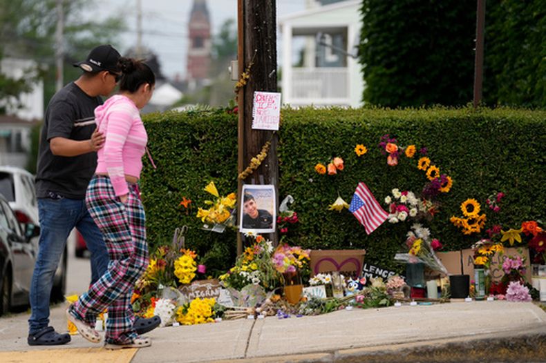 Unas personas pasan junto a un memorial improvisado para un hombre muerto a tiros por agentes del ICE, el 14 de julio de 2026 en Biddeford, Maine. (Foto AP/Robert F. Bukaty)