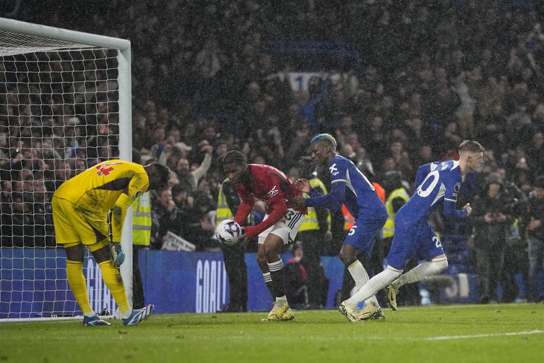 Cole Palmer (derecha), del Chelsea, festeja tras anotar el tercer tanto de su equipo ante el Manchester United, el jueves 4 de abril de 2024 (AP Foto/Kin Cheung)