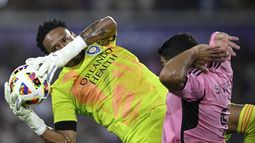 El peruano Padro Gallese, arquero de Orlando City, choca con el uruguayo Luis Suárez, delantero del Inter Miami, durante un partido disputado el miércoles 15 de mayo de 2024 (AP Foto/Phelan M. Ebenhack)