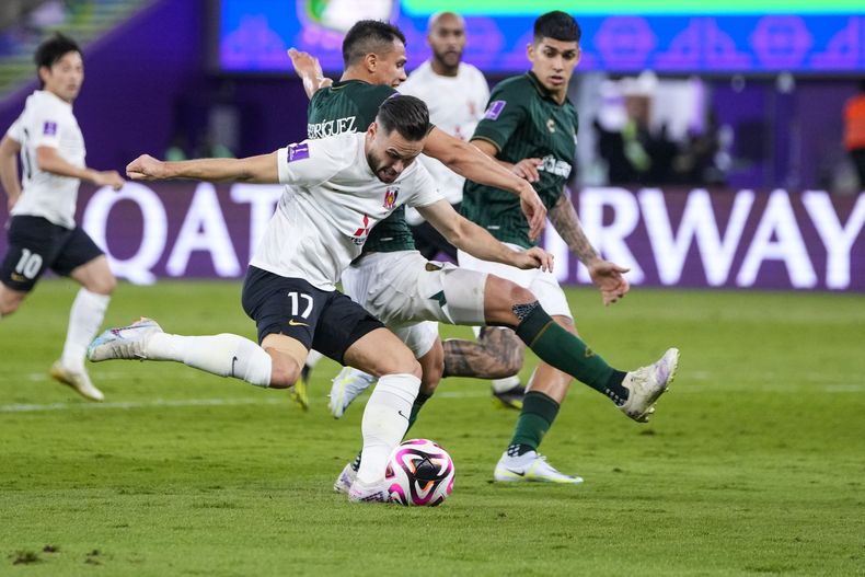 Alex Schalk del Urawa Reds Diamonds anota en el encuentro ante el León de México en el Mundial de Clubs en el Estadio Prince Abdullah Al-Faisal en Jeddah, Arabia Saudí el viernes 15 de diciembre del 2023. (AP Foto/Manu Fernandez)