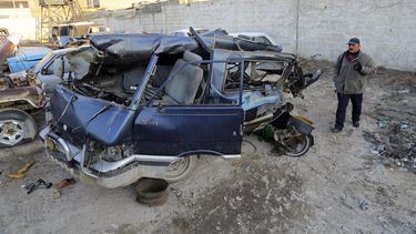 americateve | Un hombre observa varios veh&iacute;culos detrozados en un atentado en Bagdad, Irak, el lunes 16 de diciembre de 2013. (Foto AP/Karim Kadim)