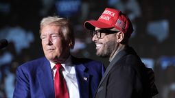El expresidente Donald Trump, candidato presidencial republicano, a la izquierda, saluda a Nicky Jam durante un evento de campaña en el World Market Center, el viernes 13 de septiembre de 2024, en Las Vegas. (Foto AP/Alex Brandon)