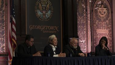 La hermana Norma Pimentel (segunda de izquierda a derecha) habla en un panel sobre los efectos de las estrictas medidas del gobierno del presidente Donald Trump contra la inmigración, realizado en la Universidad de Georgetown en Washington, el jueves 11 de septiembre de 2025. (AP Foto/Luis Andres Henao)