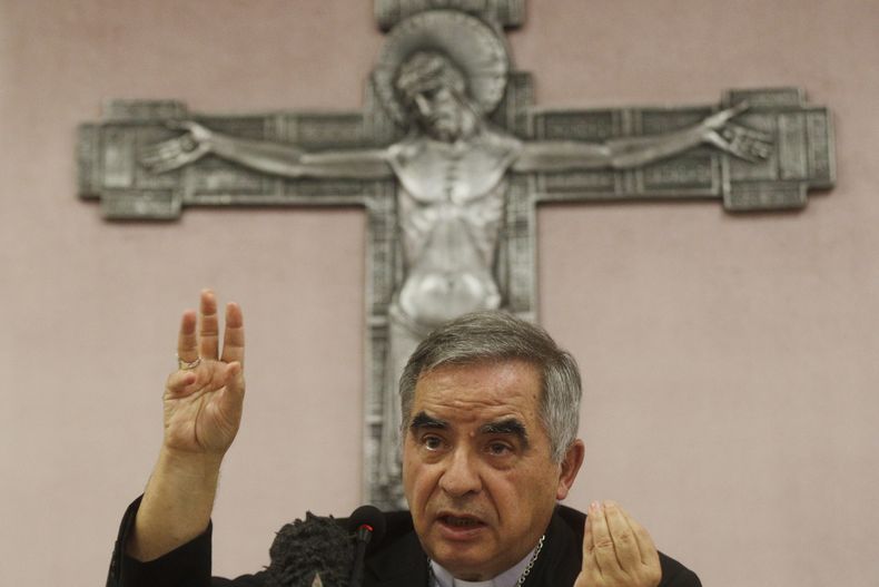 El cardenal Angelo Becciu en conferencia de prensa en Roma el 25 de septiembre de 2020.. (Foto AP /Gregorio Borgia)