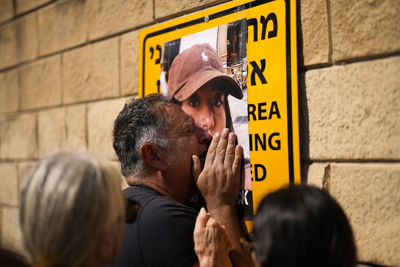 Eli Albag llora pegado a la fotografía de su hija Liri durante una protesta para exigir la liberación de los rehenes secuestrados durante un ataque sin precedentes de Hamás, en Tel Aviv, Israel, el 14 de octubre de 2023. (AP Foto/Francisco Seco)