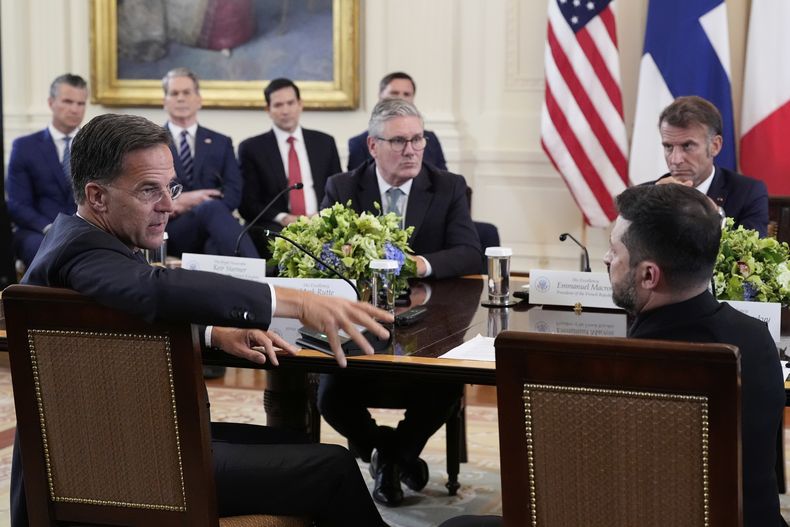 El secretario general de la OTAN, Mark Rutte, en primer plano a la izquierda, habla mientras el presidente ucraniano Volodymyr Zelenskyy, en primer plano a la derecha, el primer ministro británico, Keir Starmer, en el centro a la izquierda, y el presidente francés, Emmanuel Macron, escuchan durante una reunión con el presidente estadounidense Donald Trump y otros líderes europeos en la Casa Blanca, en Washington, el lunes 18 de agosto de 2025. (AP Foto/Alex Brandon) Traducción realizada con la versión gratuita del traductor DeepL.com