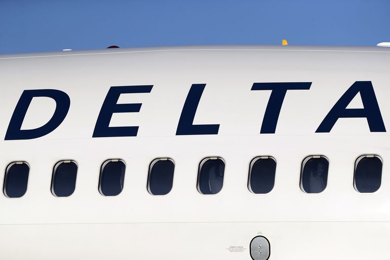 El logo de la compañía a un costado de un avión de Delta Air Lines, el 26 de junio de 2019, en el Aeropuerto Internacional de Denver. (AP Foto/David Zalubowski, Archivo )