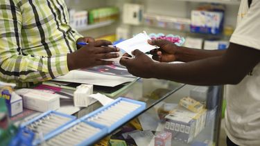 Un hombre compra una mascarilla en una farmacia en Kitwe, Zambia el 6 de febrero del 2020. (AP foto/Emmanuel Mwiche)