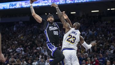 El pívot de los Kings de Sacramento JaVale McGee (00) consigue una clavada frente al alero de los Lakers de Los Ángeles LeBron James (23) en la primera mitad del partido del domingo 29 de octubre de 2023, en Sacramento. (Sara Nevis/The Sacramento Bee via AP)