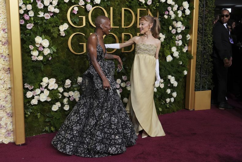 Cynthia Erivo, izquierda, y Ariana Grande llegan a la 82ª edición de los Globos de Oro el domingo 5 de enero de 2025 en el Beverly Hilton de Beverly Hills, California. (Foto Jordan Strauss/Invision/AP)