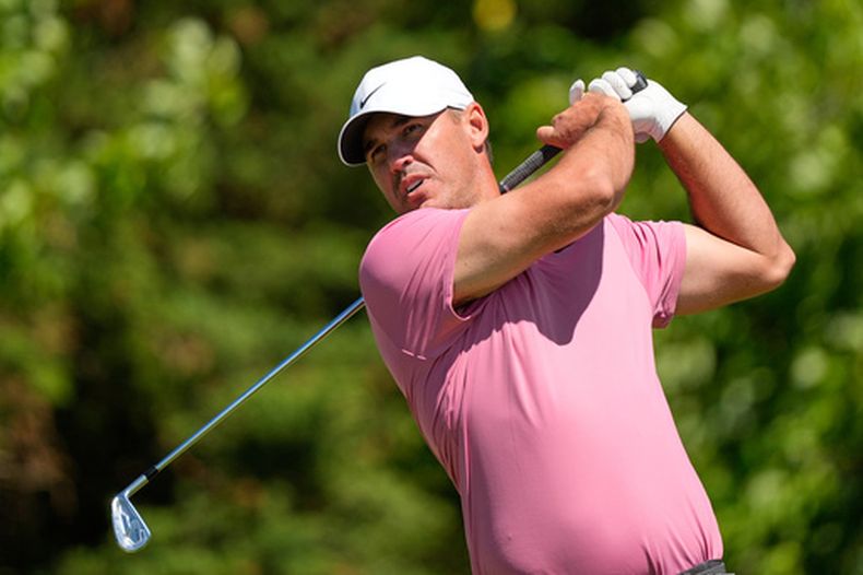 Brooks Koepka observa su tiro de salida en el hoyo 15 durante una ronda de práctica para el torneo de golf del Abierto de EE. UU. en el Shinnecock Hills Golf Club en Southampton, Nueva York, el martes 16 de junio de 2026. (Foto AP/Gerald Herbert)