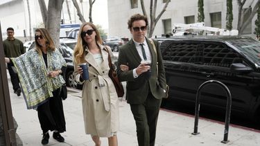 Danny Masterson y su esposa Bijou Phillips llegan para los argumentos finales en su segundo juicio por violación el martes 16 de mayo de 2023 en Los Ángeles. Masterson fue declarado culpable de acusado de violar a mujeres en su casa de Los Ángeles entre 2001 y 2003. (Foto AP/Chris Pizzello)