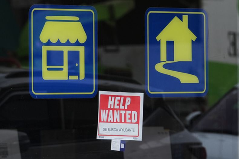 Un letrero de solicitud de empleados en una tienda de Chicago, el miércoles 25 de marzo de 2026. (AP Foto/Nam Y. Huh)