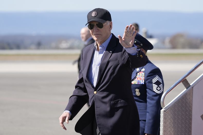 El presidente estadounidense Joe Biden saluda al bajar del avión presidencial el viernes 29 de marzo de 2024, en Hagerstown, Maryland.(AP Foto/Alex Brandon)