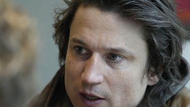 El cineasta polaco Maciek Hamela habla durante una entrevista en un café en Varsovia, Polonia, el miércoles 17 de mayo de 2023. Hamela realizó el documental sobre los ucranianos que huyen de la guerra titulado In the Rearview, que se presenta fuera de competencia en el festival de cine de Cannes. (Foto AP/Czarek Sokolowski)