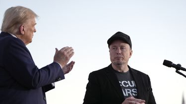 ARCHIVO - El entonces expresidente y candidato republicano a la presidencia de Estados Unidos, Donald Trump, a la izquierda, aplaude mientras el director general de Tesla y SpaceX se prepara para marcharse tras hablar en un mitin en el Butler Farm Show, el 5 de octubre de 2024 en Butler, Pensilvania. (AP Foto/Alex Brandon, Archivo)