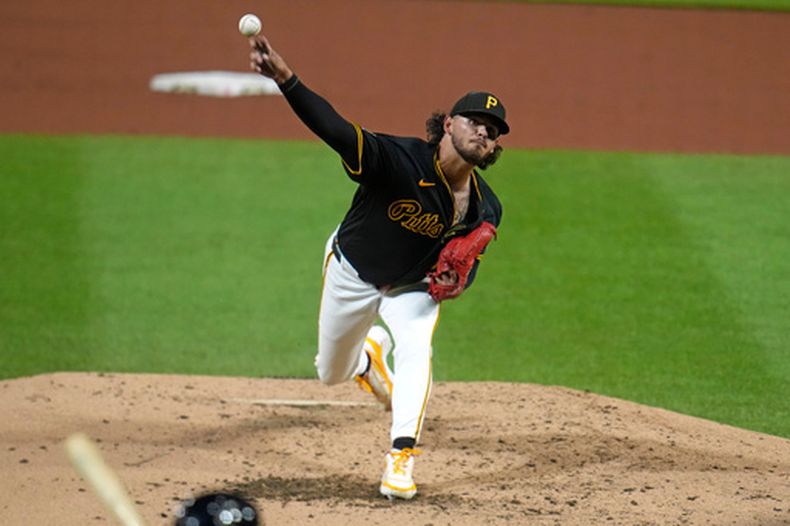 El lanzador de los Piratas de Pittsburgh, Jared Jones, realiza un lanzamiento durante la sexta entrada de un partido de béisbol contra los Cardenales de San Luis en Pittsburgh, el martes 22 de septiembre de 2026. (Foto AP/Gene J. Puskar)