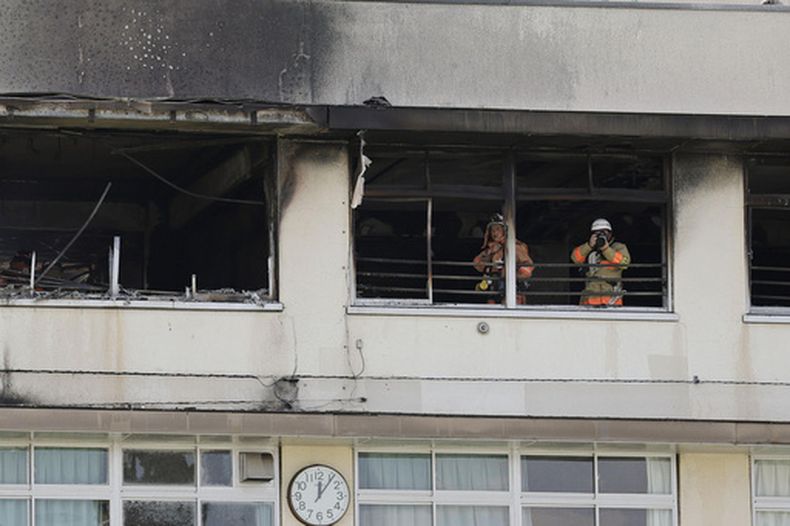 Bomberos trabajan en el lugar donde se registró un incendio en una escuela de primaria de Tokio, el 19 de junio de 2026. (Kyodo News via AP)