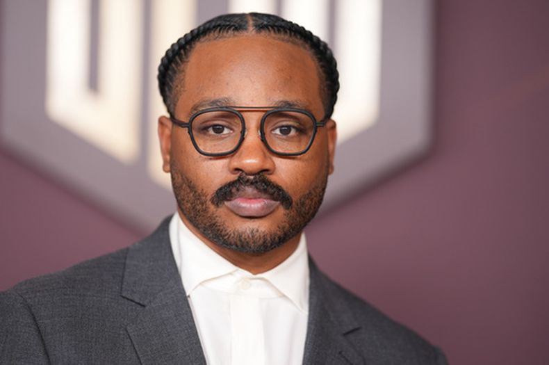 Ryan Coogler llega a la octava fiesta anual previa a los Óscar de MACRO, que celebra a los nominados de color, el jueves 12 de marzo de 2026, en el Audrey Irmas Pavilion de Los Ángeles. (Foto Richard Shotwell/Invision/AP)