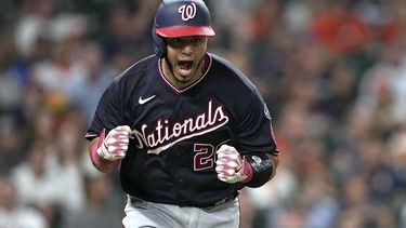 El venezolano Keibert Ruiz, de los Nacionales de Washington, festeja luego de conseguir un jonrón ante los Astros de Houston, el jueves 15 de junio de 2023 (AP Foto/David J. Phillip)