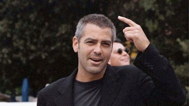 ARCHIVO - George Clooney llega al Lido para el Festival de Cine de Venecia en Venecia, Italia, el 8 de septiembre de 1998, para promocionar la película de Steven Soderbergh Out Of Sight. (Foto AP/Francesco Proietti, archivo)