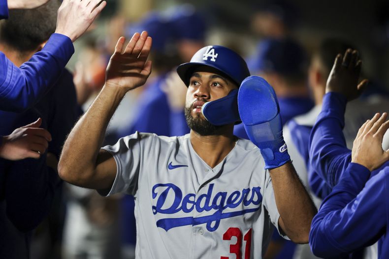 El dominicano Amed Rosario, de los Dodgers de Los Ángeles, festeja en la cueva durante el décimo inning del duelo del sábado 16 de septiembre de 2023, ante los Marineros de Seattle (AP Foto/Maddy Grassy)