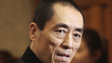 americateve | ARCHIVO - En esta imagen del 30 de octubre de 2012, el director de cine chino Zhang Yimou llega al Festival de Cine Daejong en Se&uacute;l, Corea del Sur. Zhang ha sido demandado por dos abogados por infringir la norma de que las parejas s&oacute;lo puede