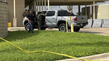 Agentes trabajan en la escena de un tiroteo en una instalación de la Patrulla Fronteriza en McAllen, Texas, el lunes 7 de julio de 2025. (AP Foto/Valerie Gonzalez)