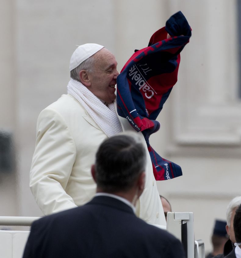 El papa Francisco levanta una camiseta del club San Lorenzo, del que es socio, que le regal&oacute; un fiel al salir de su audiencia semanal en el Vaticano el mi&eacute;rcoles, 27 de noviembre de 2013. (AP Photo/Alessandra Tarantino)