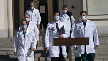 Trump no reporta síntomas y vuelve a minimizar a coronavirus