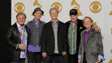 ARCHIVO - Bruce Johnston, de izquierda a derecha, David Marks, Brian Wilson, Mike Love y Al Jardine de The Beach Boys posan tras bambalinas en la 54a entrega anual de los Grammy Awards en Los Ángeles el 12 de febrero de 2012. Un nuevo documental sobre la banda se estrena el 24 de mayo en Disney+. (Foto AP/Mark J. Terrill, archivo)