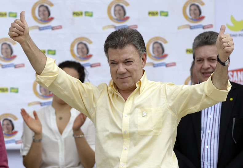 El presidente Juan Manuel Santos saluda durante un acto de campa&ntilde;a en Bogot&aacute;, Colombia, el jueves 5 de junio de 2014. (AP foto/Fernando Vergara)
