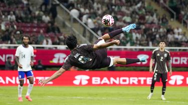 El delantero mexicano Raúl Jiménez remata en el partido amistoso contra Estados Unidos, el 15 de octubre de 2024, en Guadalajara. (AP Foto/Eduardo Verdugo)