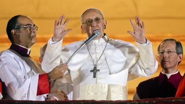 americateve | ARCHIVO -- En esta foto de archivo del 13 de marzo de 2013, el papa Francisco saluda a la multitud desde el balc&oacute;n central de la Bas&iacute;lica de San pedro en el Vaticano, el d&iacute;a de su elecci&oacute;n. (AP Foto/Gregorio Borgia)