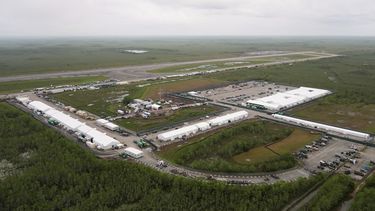 Esta imagen aérea muestra las instalaciones de Entrenamiento y Transición Dade-Collier para detener a inmigrantes, las cuales han sido apodadas Alcatraz de los caimanes, en los Everglades, el viernes 4 de julio de 2025, en Ochopee, Florida. (AP Foto/Rebecca Blackwell)